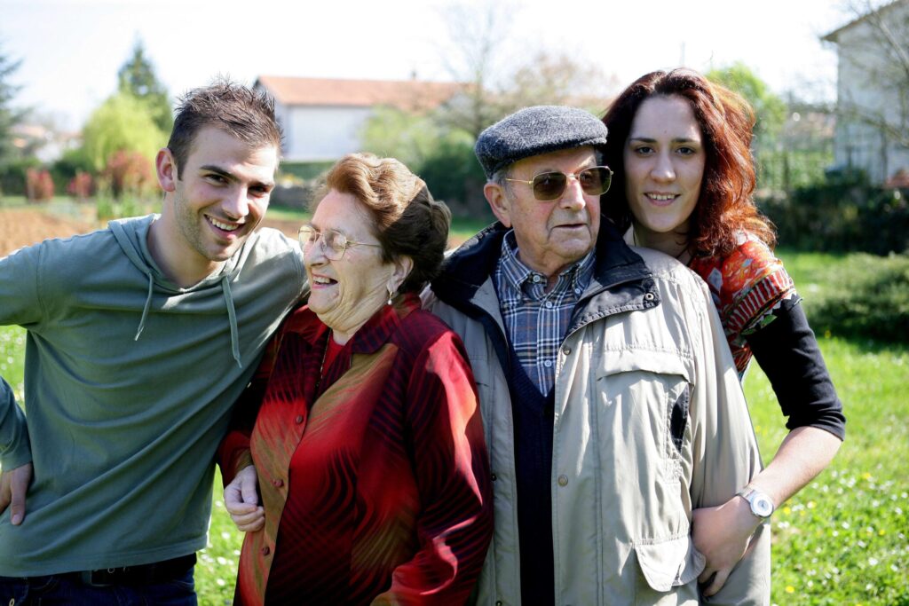 Nonni e nipoti, anziani e giovani, famiglia, amore, affetto