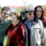 Nonni e nipoti, anziani e giovani, famiglia, amore, affetto