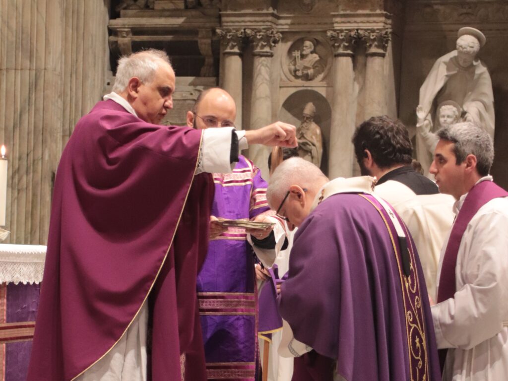 L'Arcivescovo riceve le Ceneri dal Preside del Capitolo Mons. Doldi